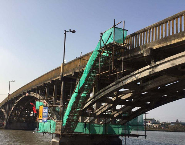 青岛加固公司制定桥梁墩加固方案正在实施