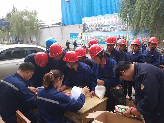 桑拿天，青岛加固公司为员工送清凉